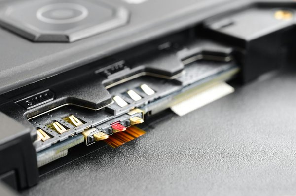 Comment configurer et utiliser la fonctionnalité de double SIM et eSIM sur un iPhone 14?